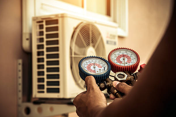 Professional Hvac technician working in Leesburg, IN